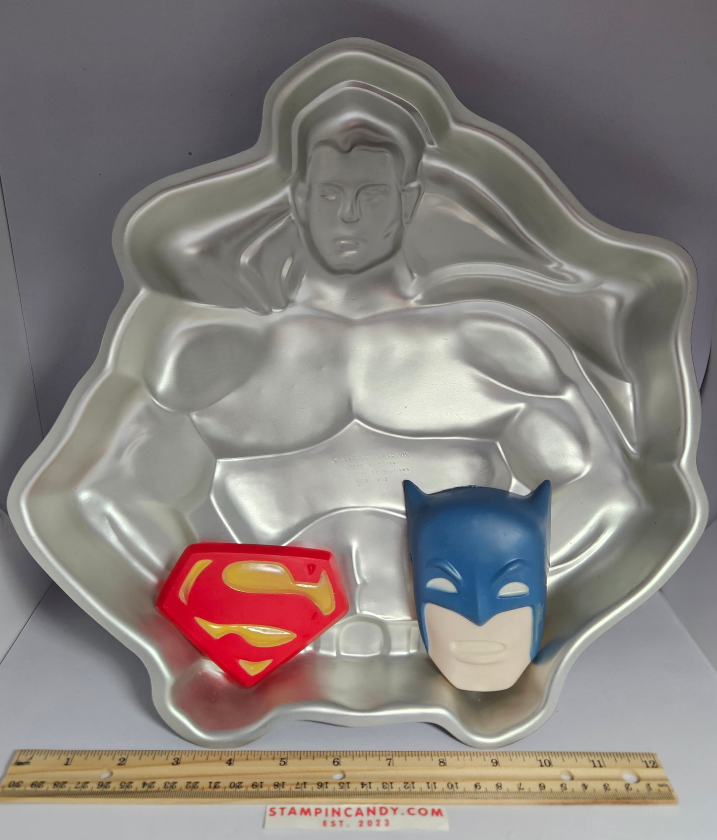 Wilton - Superman/Batman Cake Pan