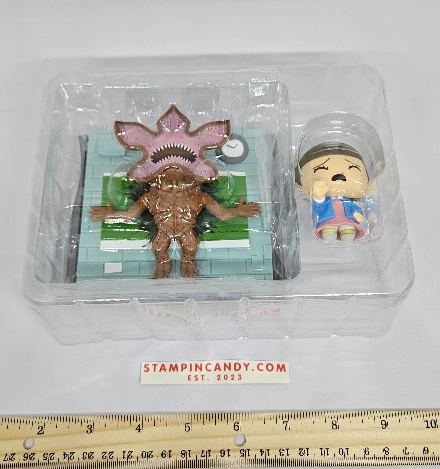 Lootcrate - Stranger Things - Eleven vs Demogorgon