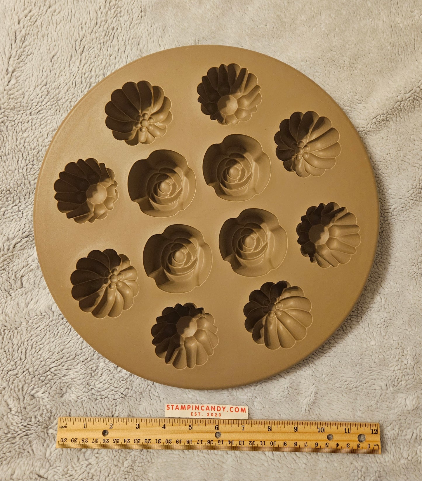 Pampered Chef - Bundtlette/Muffin Flexible (Pop Out) Silicone Cake Pan