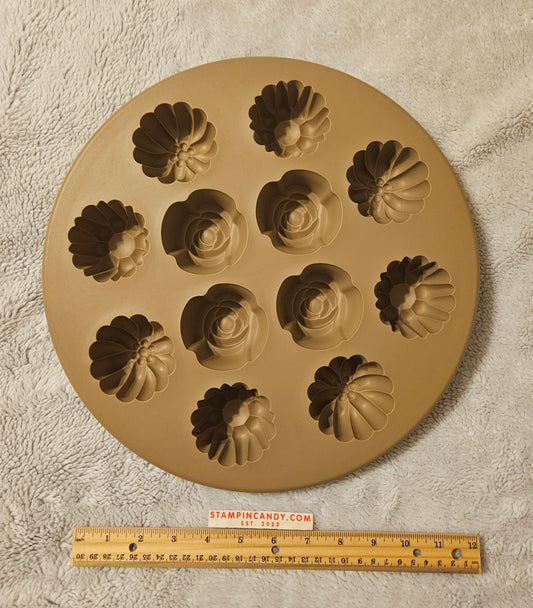 Pampered Chef - Bundtlette/Muffin Flexible (Pop Out) Silicone Cake Pan