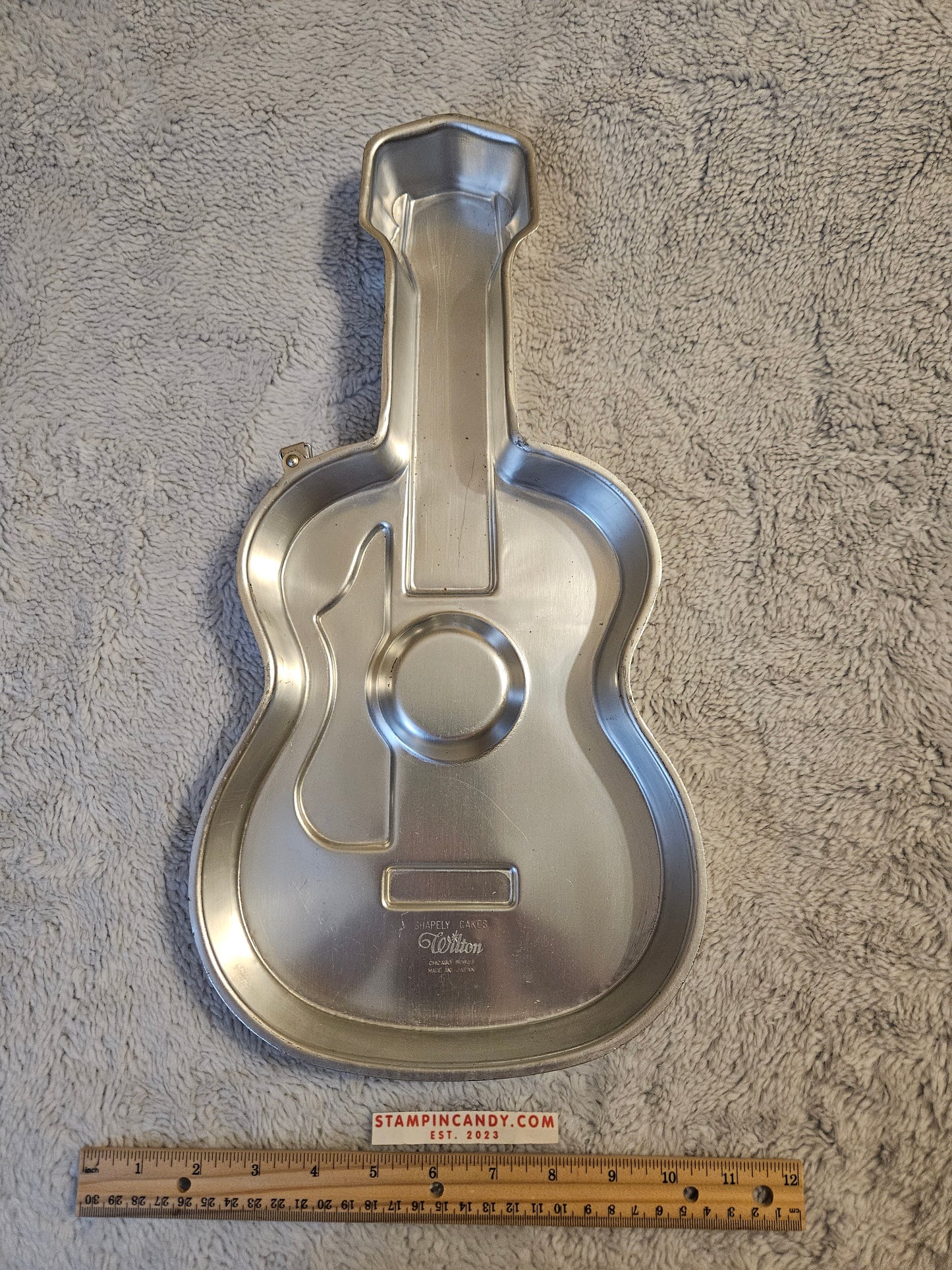 Wilton - Guitar Cake Pan